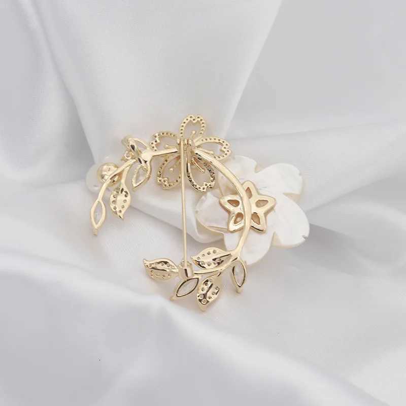 Women Girls Flower Wreath Pearl Crystal Brooches Vintage Fashion Shell Elegant Badges Jewelry Lady Wedding Banquet Pins Brooch Z260401