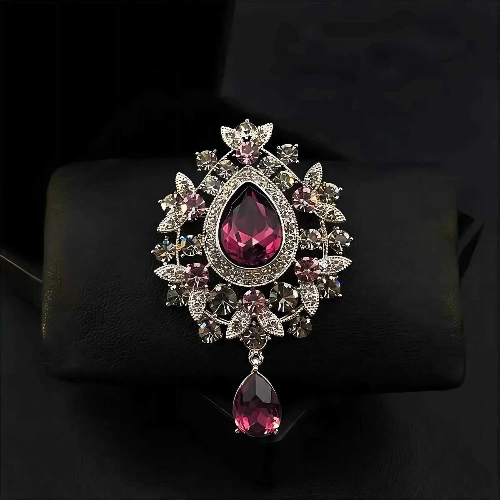 Rhinestone Snowflake Pins for Women Unisex Shiny Glass Flower Brooches Event Party Backpack Decoration Clothes Accessories Z260401