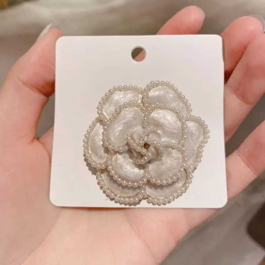 Pearl Temperament Drop Oil Alloy Camellia Breast Flower Female Temperament Small Fragrant Style Brooch High-end Suit Sweater Pin Z260401