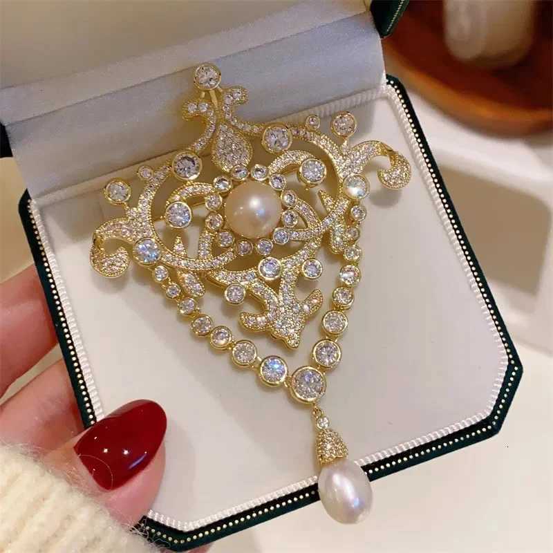 Luxury Premium Pearl Corsage Elegant Zircon Jewelry Pin Womens Classic Elegant Tassel Brooch European Court Style Collar Pin Z260401