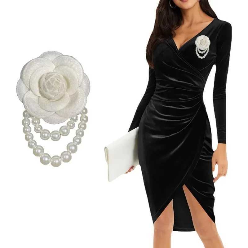 Small Fragrance Corsage Retro Delicate Black and White Camellia Brooch Pearl Beaded Pin Bracelet Dual-purpose Z260401