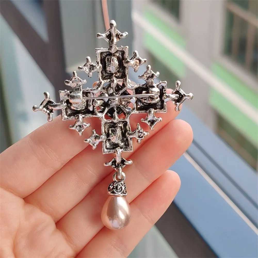 New Temperament Luxury Imitation Pearl Pendant Baroque Cross Rhinestone Broochs for Women Men Collar Pin Exquisite Jewelry Gifts Z260401