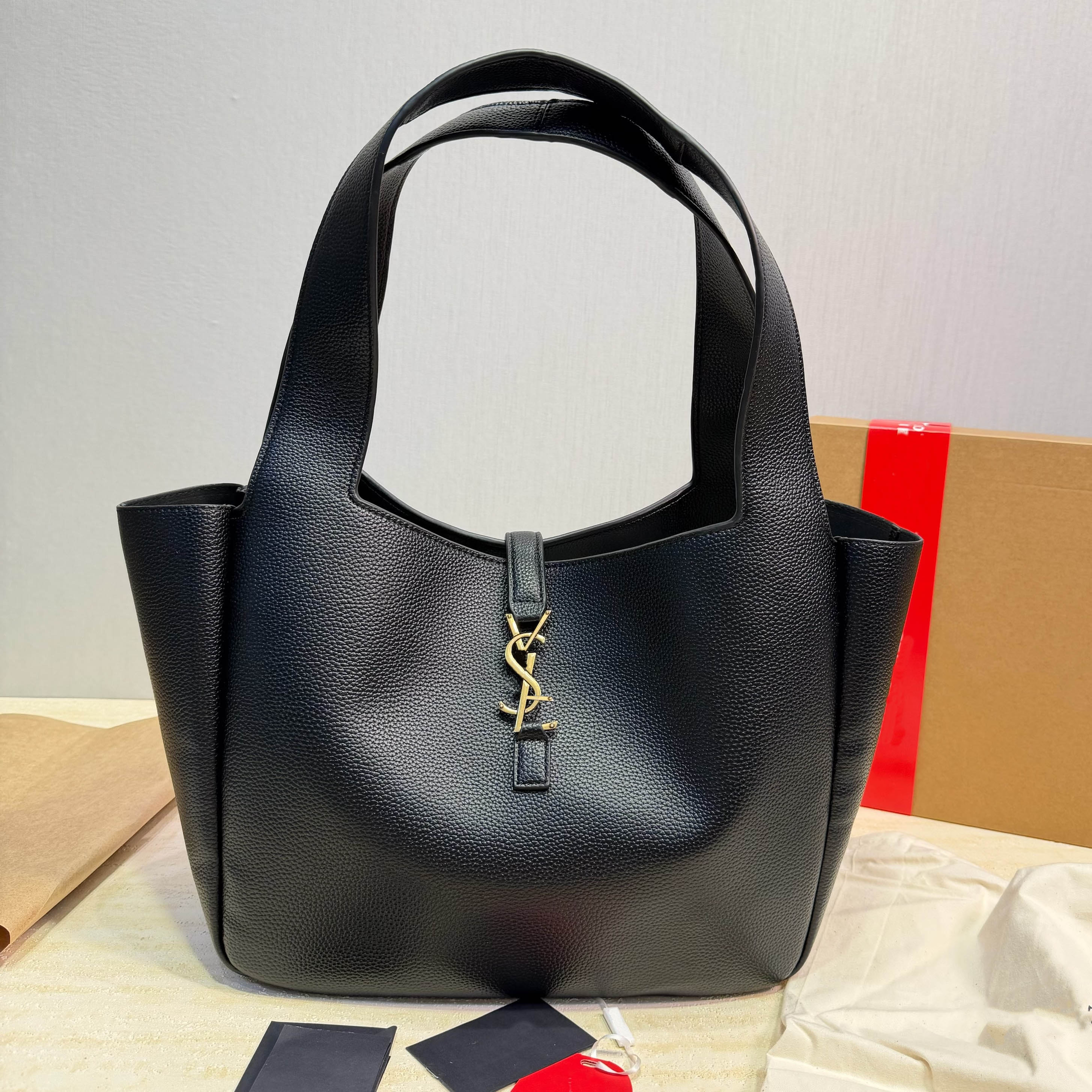 Large Tote Bags Designer Bags Fashionable Luxury Bags Shoulder Bags Women's Handbags Classic Styles High-Quality Large-Capacity Shopping Bags Leather Handbags