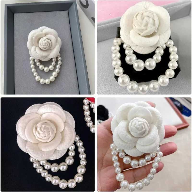 Small Fragrance Corsage Retro Delicate Black and White Camellia Brooch Pearl Beaded Pin Bracelet Dual-purpose Z260401