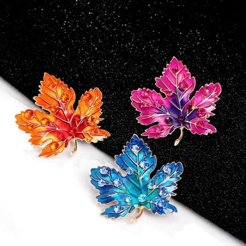 The New Hot-selling Retro Maple Leaf Brooch High-end Temperament Simple Gradient Color Brooch Suit Accessories Z260401