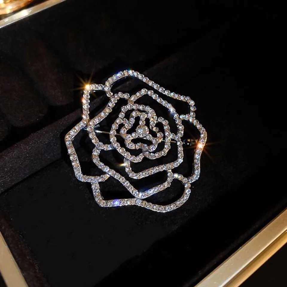 Creative Zircon Rose Brooch Niche Design Womens Anti-Exposed Pin High Luxury Scarf Buckle Suit Accessories Z260401