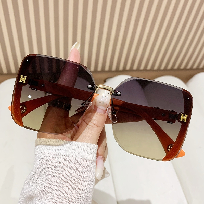 Fashion sunglasses with large frames for women, sparkling starlight design, high-end and unique multifunctional sunscreen glasses, free shipping