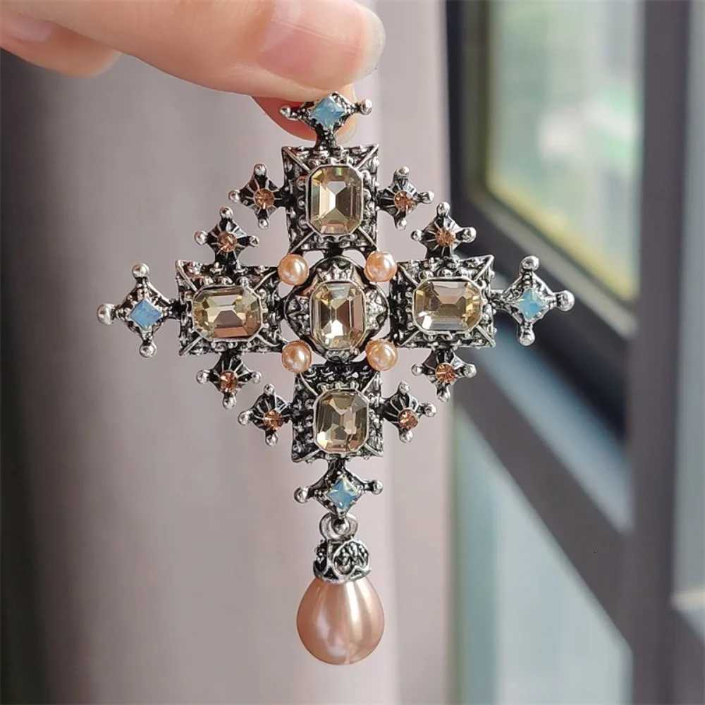 New Temperament Luxury Imitation Pearl Pendant Baroque Cross Rhinestone Broochs for Women Men Collar Pin Exquisite Jewelry Gifts Z260401