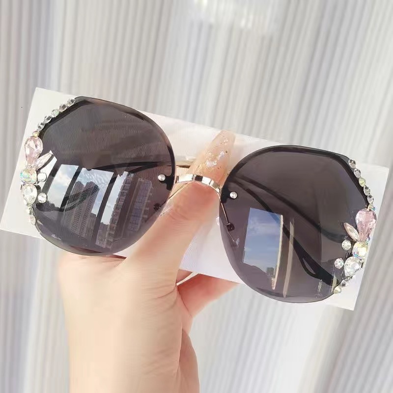 Designer New Diamond-Studded Sunglasses for Women, High-End Fashionable UV-Protective Glasses, Unique Street Style Sun Shades