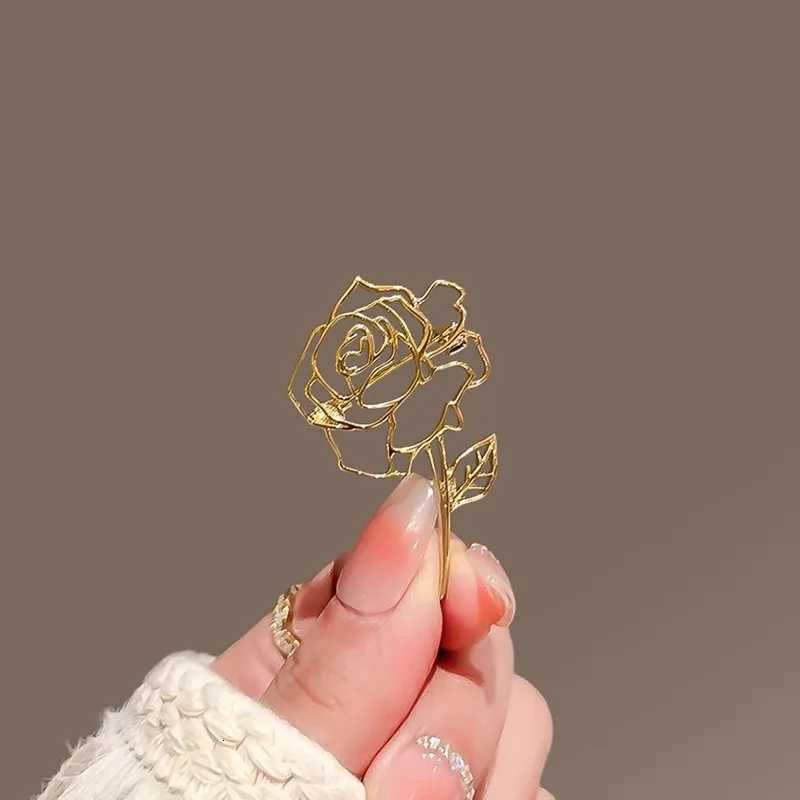 Hollow Out Rose Brooch for Women Metal Badge High End Fashion Exquisite Corsage Lapel Pins Clothing Accessories Z260401