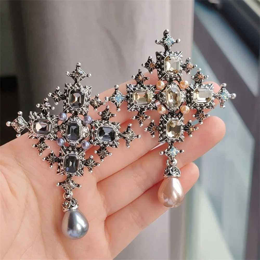 New Temperament Luxury Imitation Pearl Pendant Baroque Cross Rhinestone Broochs for Women Men Collar Pin Exquisite Jewelry Gifts Z260401