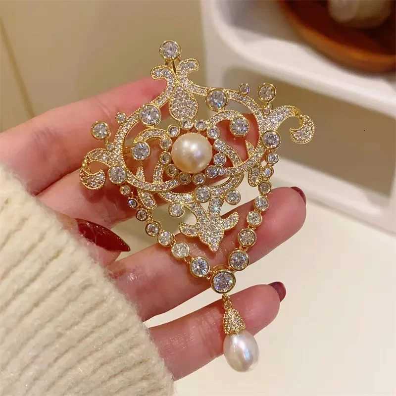 Luxury Premium Pearl Corsage Elegant Zircon Jewelry Pin Womens Classic Elegant Tassel Brooch European Court Style Collar Pin Z260401