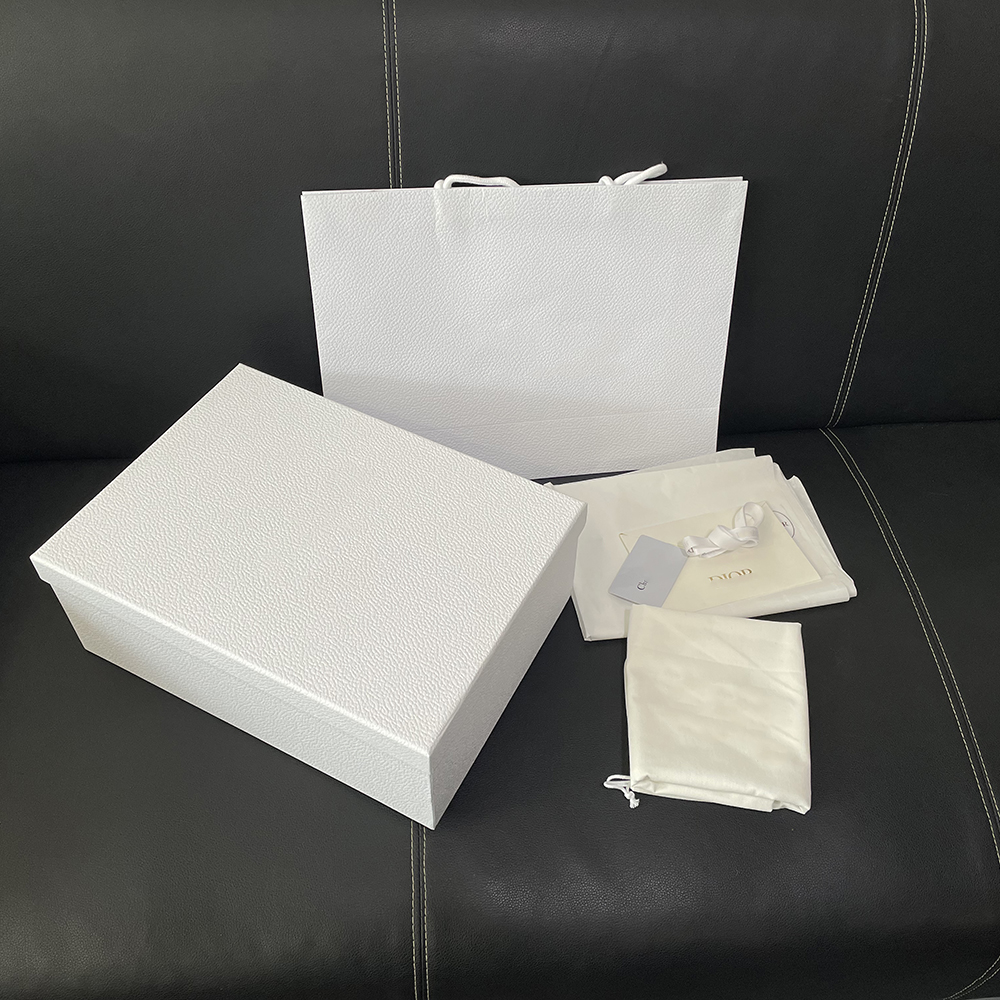 Gift Wrap White box bag for jewelry perfume t-shirt scarf shoes clothes handbag printed letters packing box with cards ribbon good quality