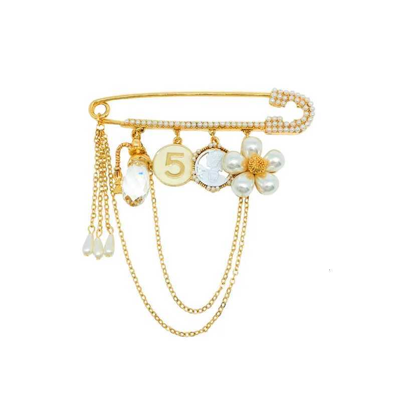 Luxury Fashion Pearl Flower CC Brooches for Womens clothing Number 5 Brooch Gift for Girl Friend Accessories For Jewelry Z260401