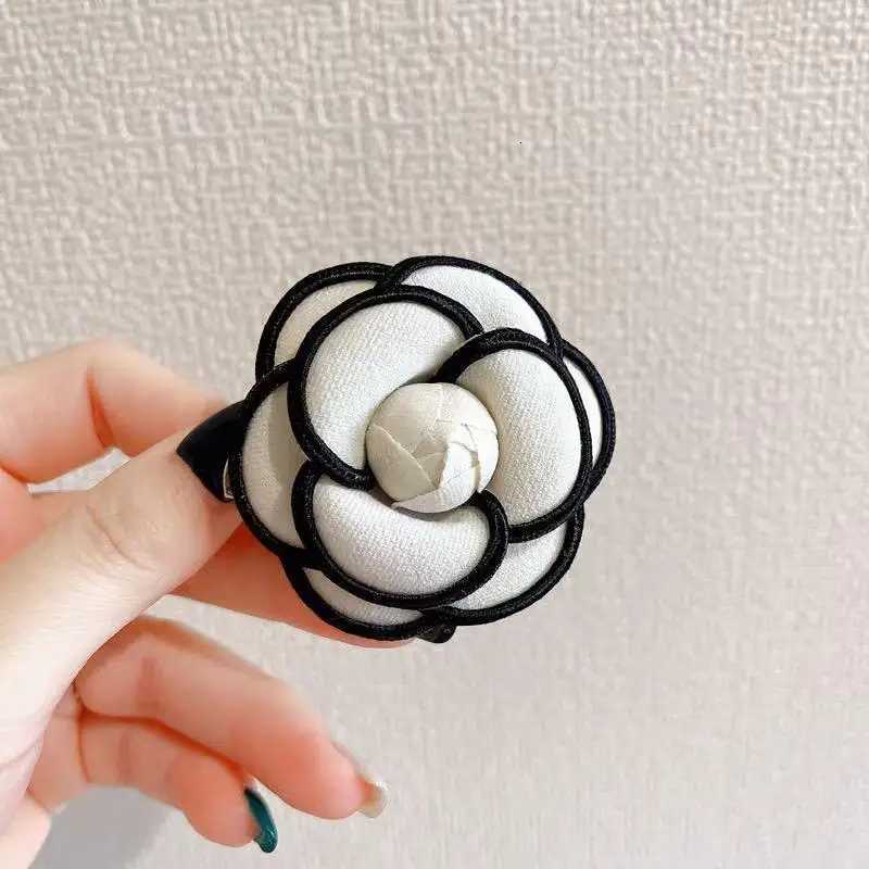 1PC Black White Fabric Camellia Flower Brooches For Woman Men Mourning Brooch Pins Dress Shirt New Fashion Accessories Z260401