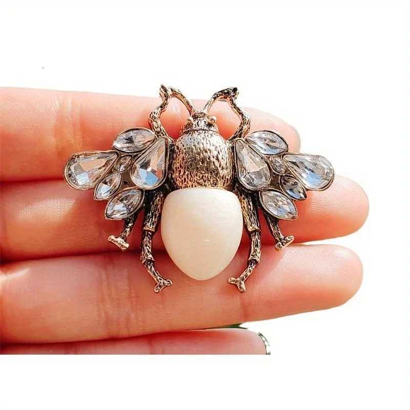 Vintage Classic Women Bee Crystal Pin Badges Fashion Exquisite Elegant Insect Brooch Z260401