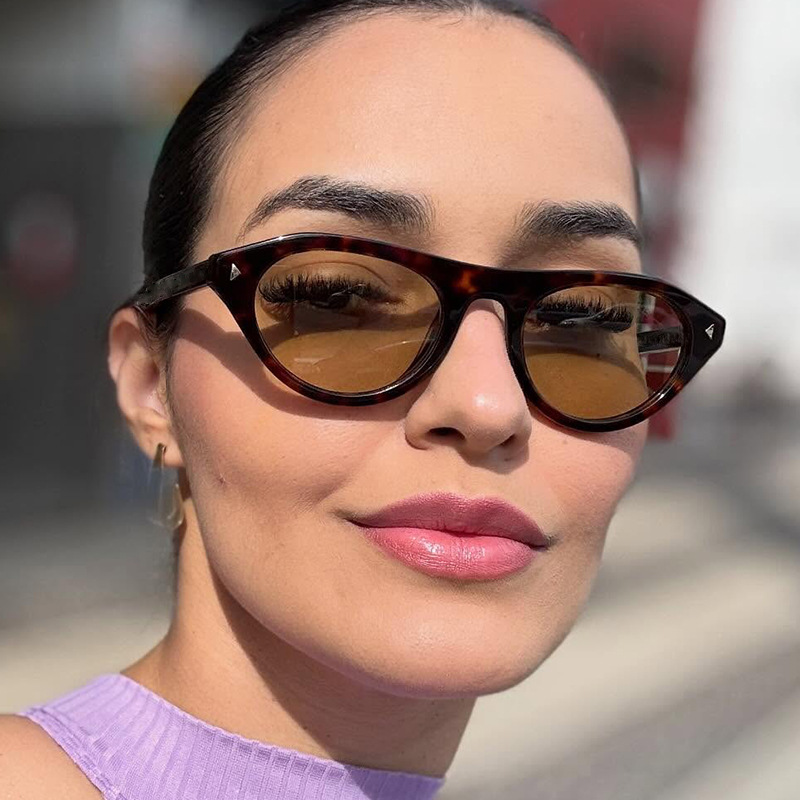 Hot selling retro women's cat eye sunglasses with classic turtle black frame brown gradient lenses, UV400 protection, fashionable design, free sh