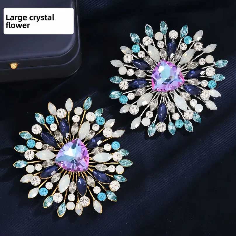 Vintage crystal flower alloy brooch for women fashionable and elegant diamond-encrusted brooch pin Z260401