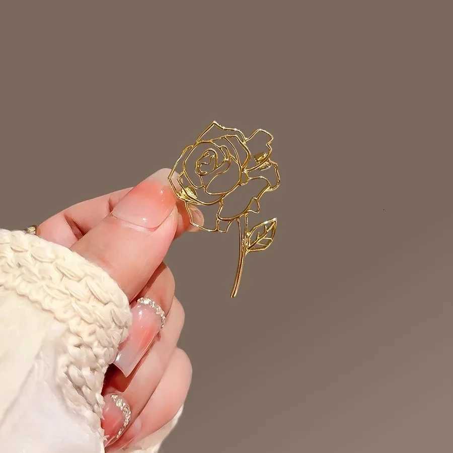 Hollow Out Rose Brooch for Women Metal Badge High End Fashion Exquisite Corsage Lapel Pins Clothing Accessories Z260401