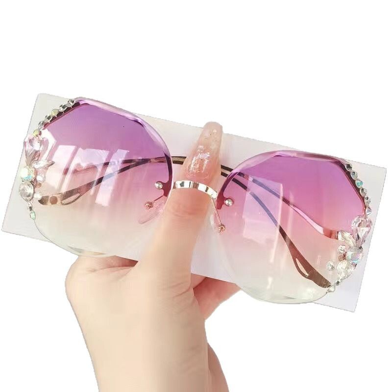 Designer New Diamond-Studded Sunglasses for Women, High-End Fashionable UV-Protective Glasses, Unique Street Style Sun Shades
