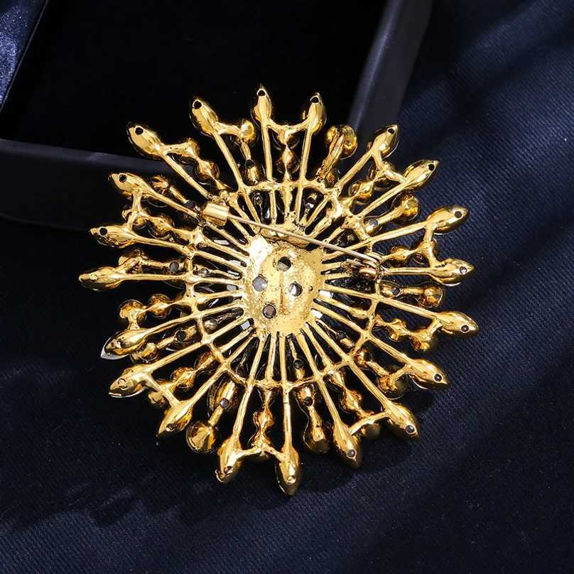 Vintage crystal flower alloy brooch for women fashionable and elegant diamond-encrusted brooch pin Z260401