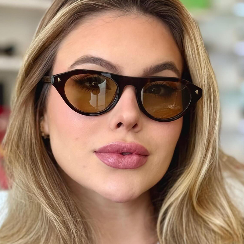 Hot selling retro women's cat eye sunglasses with classic turtle black frame brown gradient lenses, UV400 protection, fashionable design, free sh
