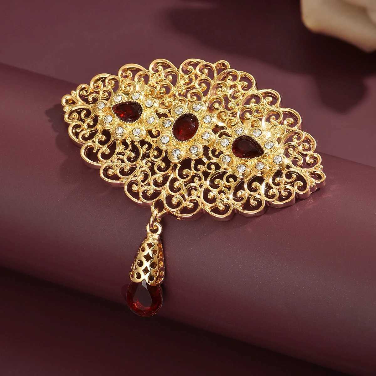 Gold Hollow Brooch for Women - Ethnic Filigree Gem Pendant Pin Retro Ethnic Rhinestone Brooch Fashion Party Wedding Gift Z260401