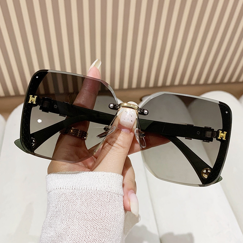 Fashion sunglasses with large frames for women, sparkling starlight design, high-end and unique multifunctional sunscreen glasses, free shipping