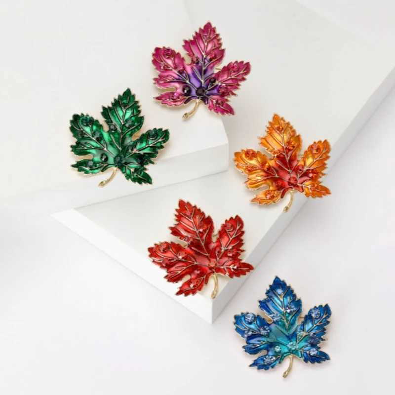 The New Hot-selling Retro Maple Leaf Brooch High-end Temperament Simple Gradient Color Brooch Suit Accessories Z260401