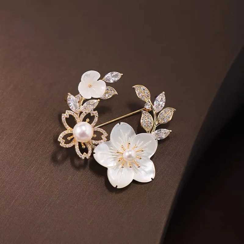 Women Girls Flower Wreath Pearl Crystal Brooches Vintage Fashion Shell Elegant Badges Jewelry Lady Wedding Banquet Pins Brooch Z260401
