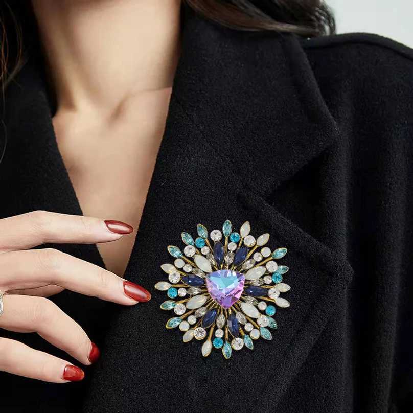 Vintage crystal flower alloy brooch for women fashionable and elegant diamond-encrusted brooch pin Z260401