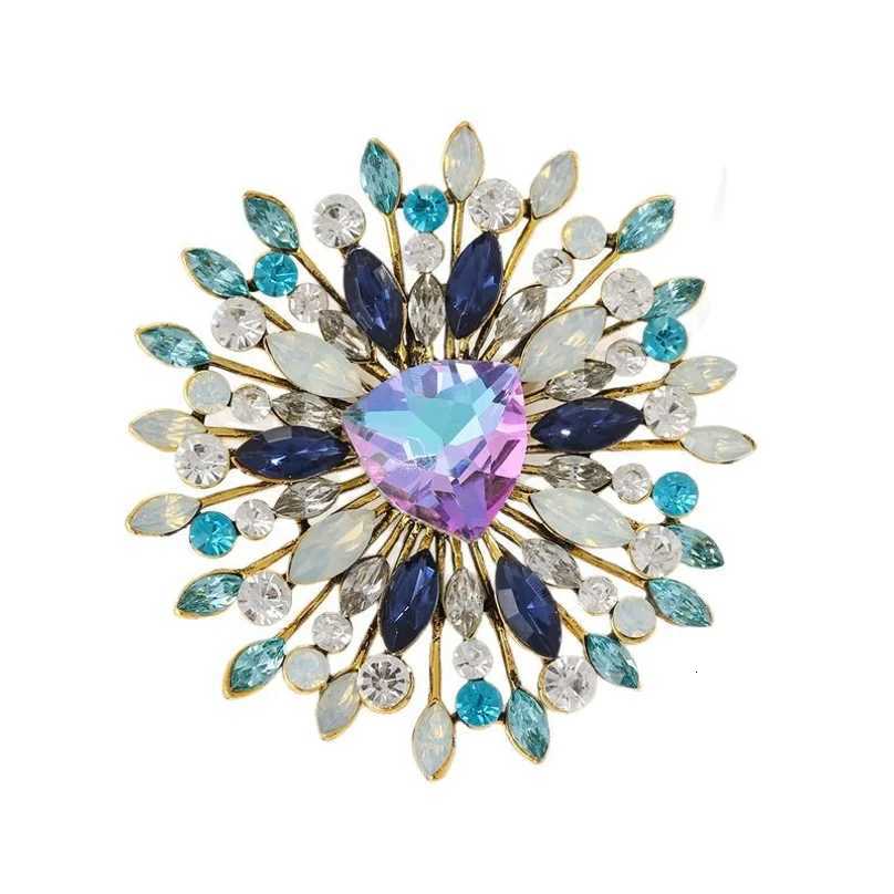 Vintage crystal flower alloy brooch for women fashionable and elegant diamond-encrusted brooch pin Z260401