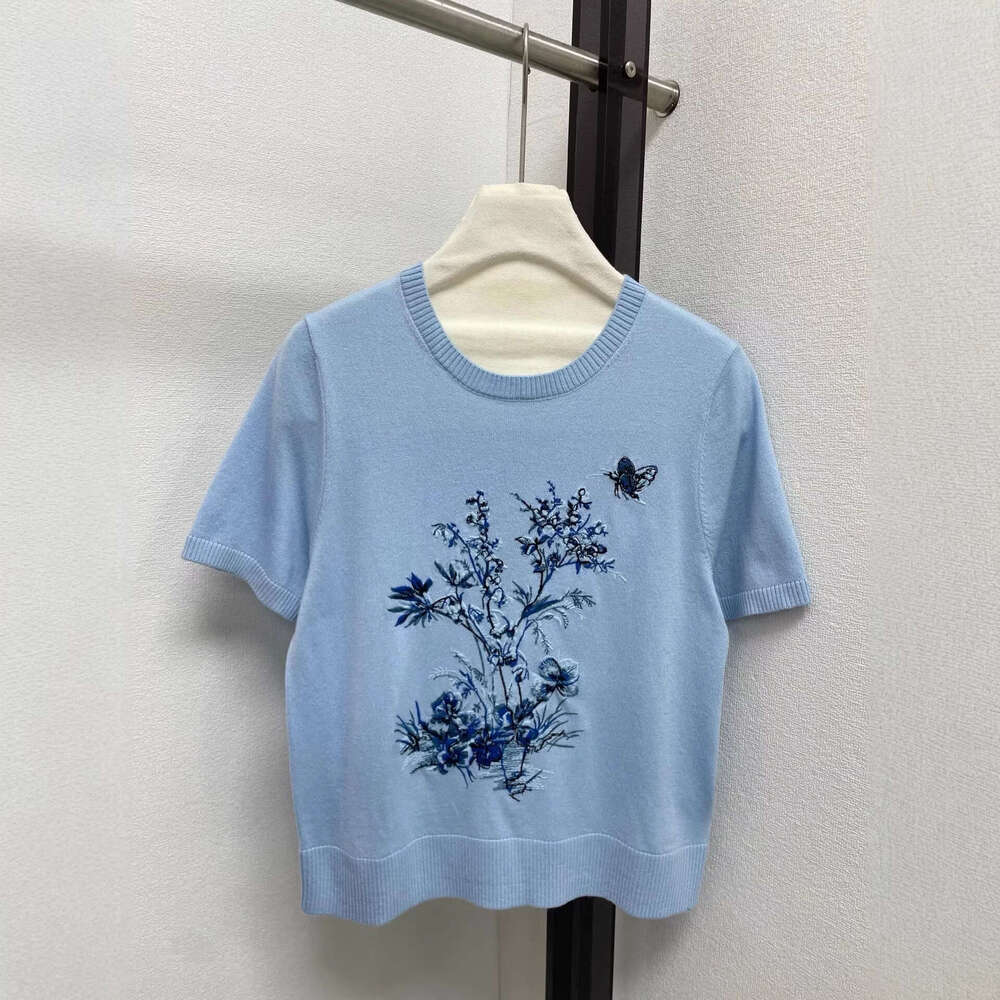 2026 Spring New Exquisite s4 Embroidered Flower Butterfly Pattern Young and Fashionable, Lightweight Short Sleeve Knitted Shirt