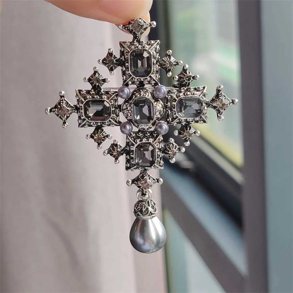 New Temperament Luxury Imitation Pearl Pendant Baroque Cross Rhinestone Broochs for Women Men Collar Pin Exquisite Jewelry Gifts Z260401