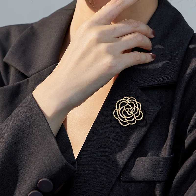 womens camellia hollow brooch trendy luxury exquisite accessory pins Z260401