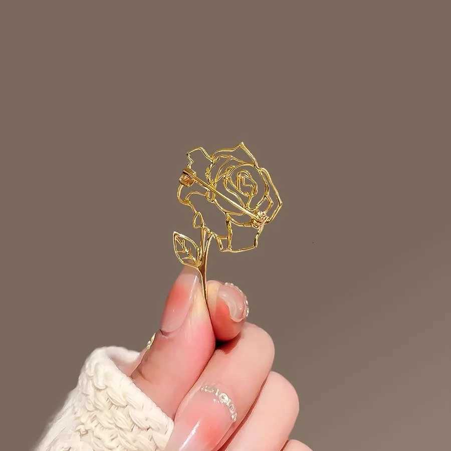 Hollow Out Rose Brooch for Women Metal Badge High End Fashion Exquisite Corsage Lapel Pins Clothing Accessories Z260401