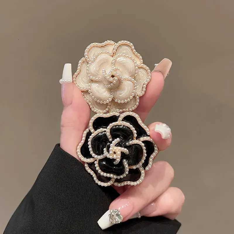 1Pcs Exquisite Resin Rhinestone French Brooch Women Elegant Camellia Brooch For Daily Banquet Wearing Suit Pin Accessory Z260401