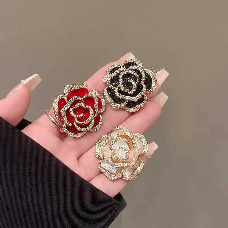 1Pcs Exquisite Resin Rhinestone French Brooch Women Elegant Camellia Brooch For Daily Banquet Wearing Suit Pin Accessory Z260401