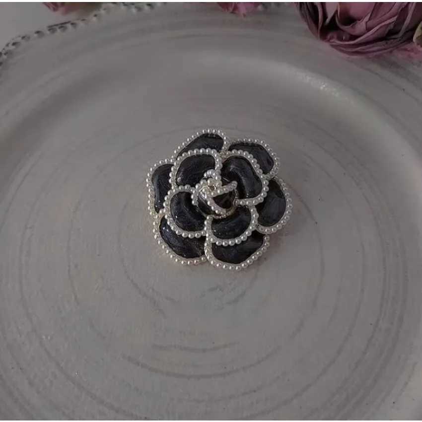 Pearl Temperament Drop Oil Alloy Camellia Breast Flower Female Temperament Small Fragrant Style Brooch High-end Suit Sweater Pin Z260401