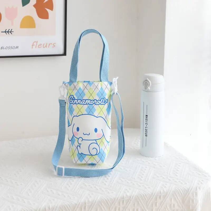Designer Sanrio Hello Kitty Cinnamoroll Water Bottle Bag Cute Figure Kuromi Pochacco Canvas Mug Bags Crossbody Tote Girls Birthday Gifts Luxury Goods