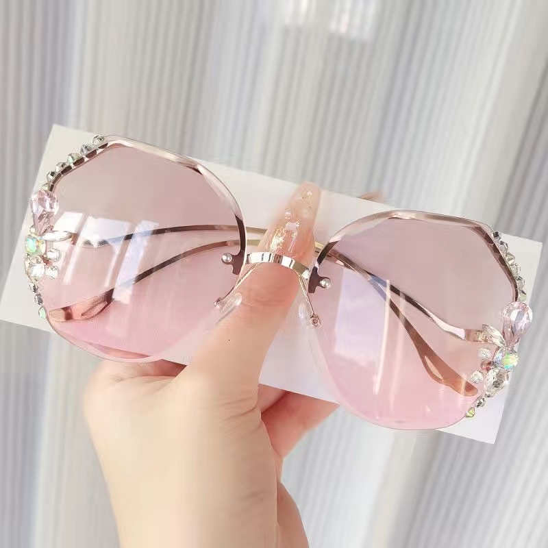 Designer New Diamond-Studded Sunglasses for Women, High-End Fashionable UV-Protective Glasses, Unique Street Style Sun Shades