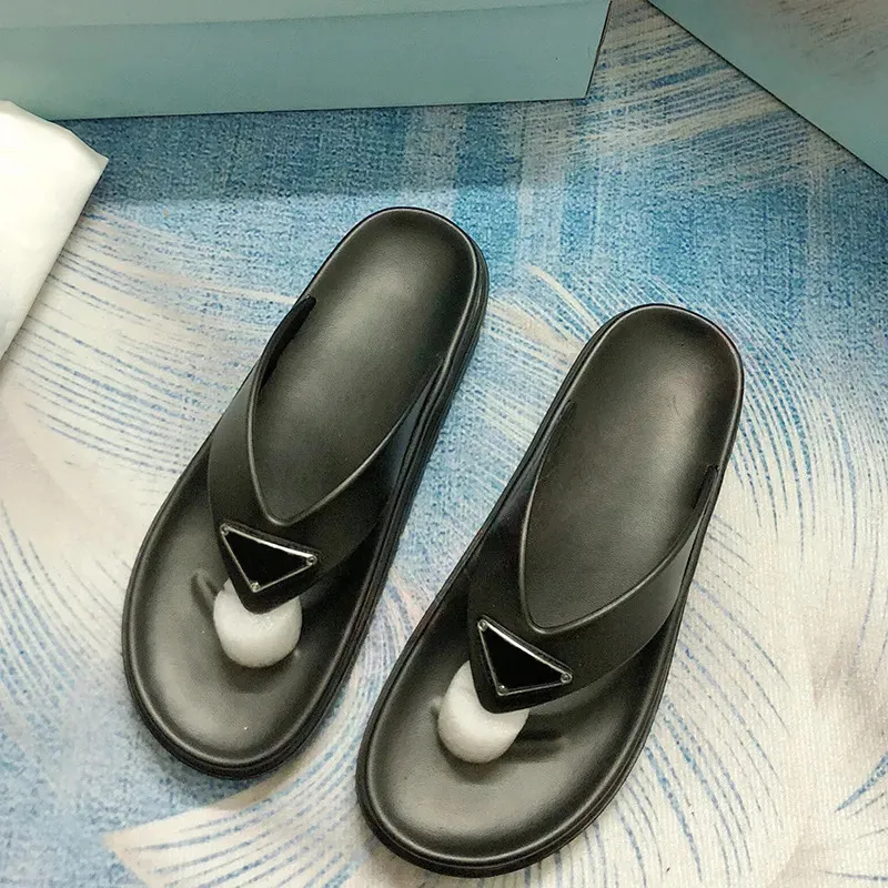 New Designer Slippers Womens Lug Tread Rubber Thong Sandals Black White Lady P Flip Flops Slides Slipper Women Summer Outdoor Luxury Fashion Flat Slide Sandal