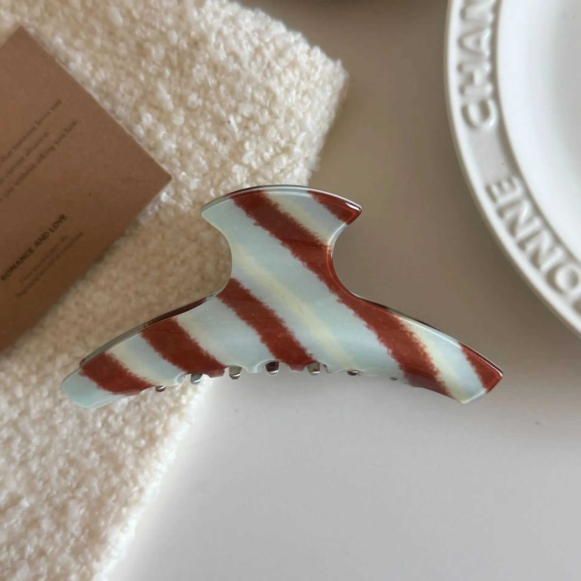 YHJ Blue Brown Striped Hair Clip Classic Casual Style Claw Clips Fashion Crab Hair Clips Hair Accessories for Women Girls H260402