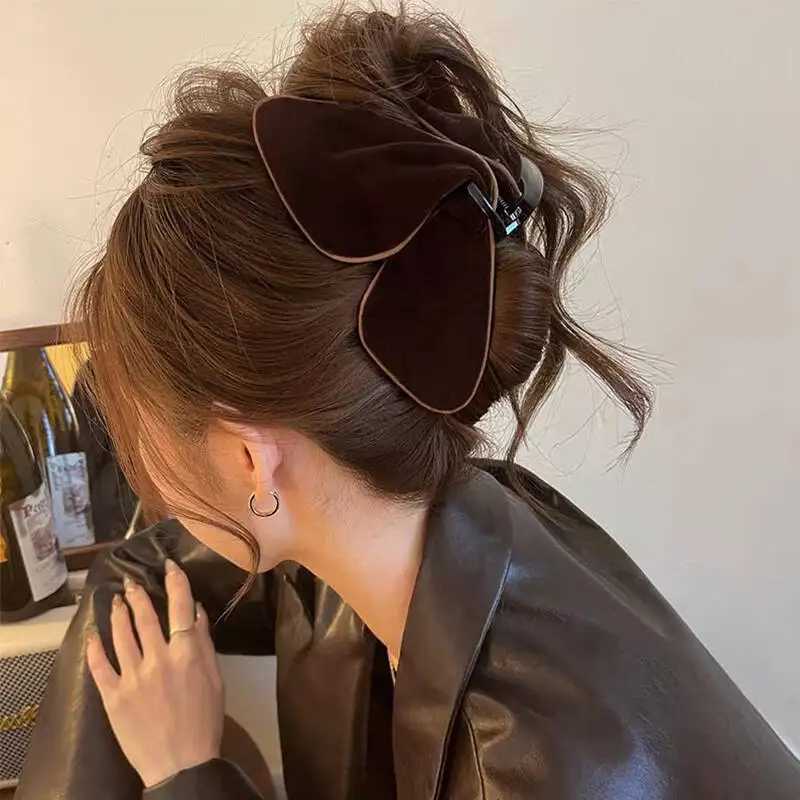 Retro Velvet Triangle Claw Clip Women Elegant Geometric Shark Clip Crab Barrettes Large Hairpins Thick Hair Accessories new H260402