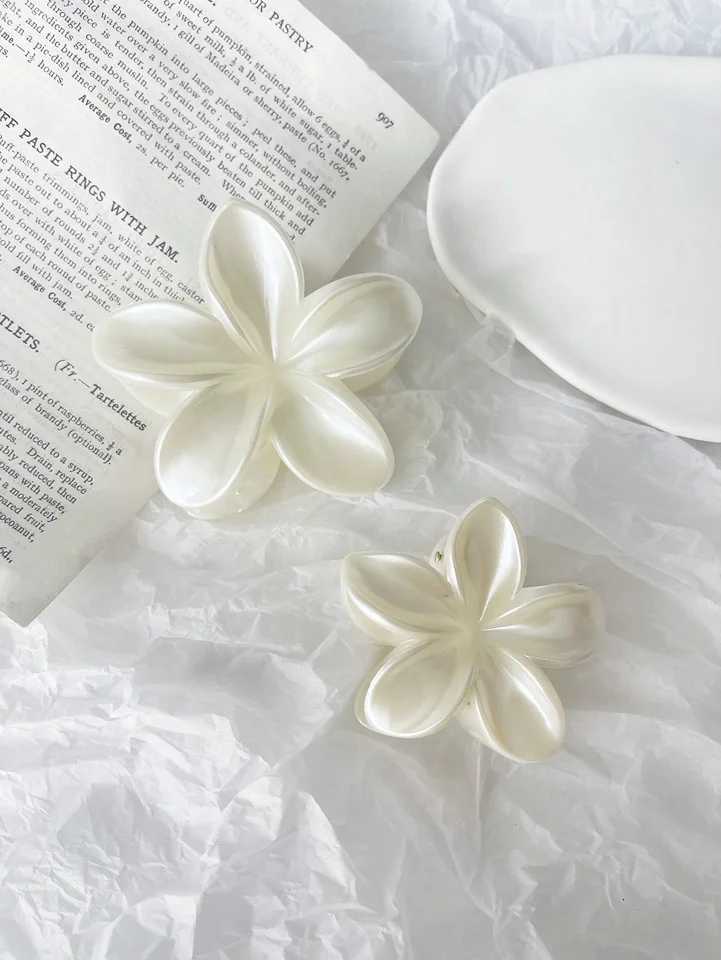2Pcs white light sensitive flower clip shark clip at the back of the head beach vacation style simple hair accessory H260402