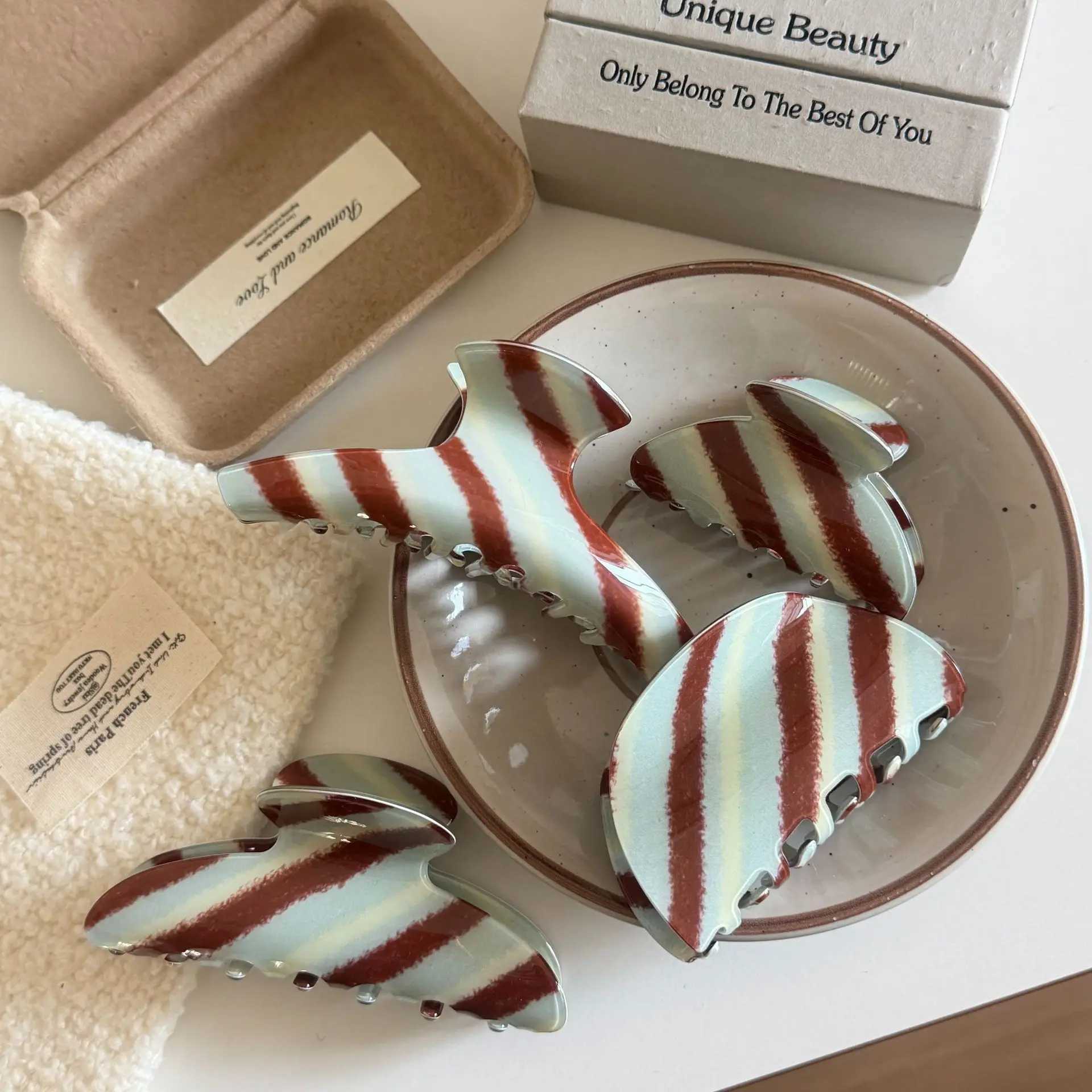 YHJ Blue Brown Striped Hair Clip Classic Casual Style Claw Clips Fashion Crab Hair Clips Hair Accessories for Women Girls H260402