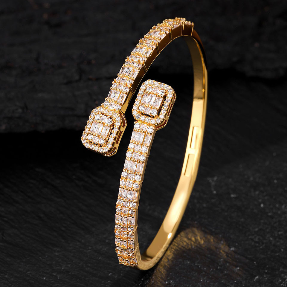 Zirconia-Studded Open-Ring with a Stylish Design: Instagram-Inspired, Unique, Lightly Luxurious, Niche Je