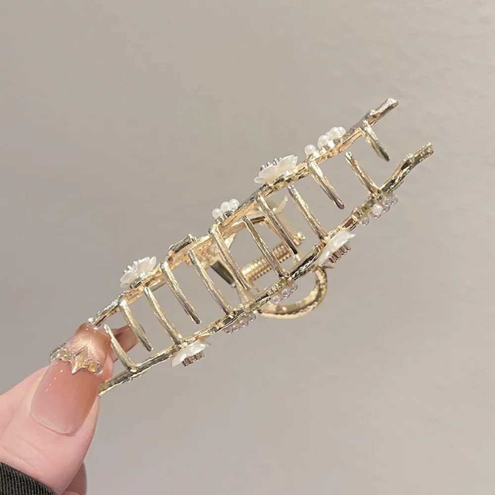 Elegant Retro Pearl Blossom Branch Hair Claw with Floral Detail Nature-Inspired Womens Fashion Hair Accessory H260402