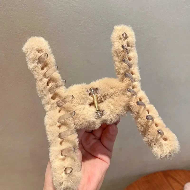 Winter Faux Fur Hair Claw for Women Elegant Acrylic Crab Barrette Hairpin Girl-Hair Accessories Furry Headwear Hair Claw Clip H260402