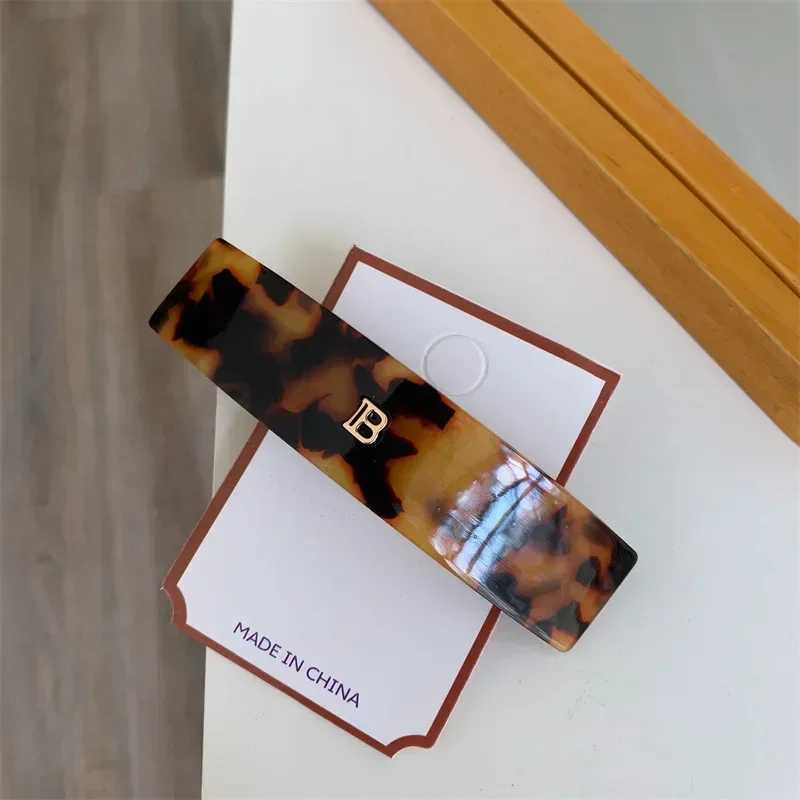 1pc Exquisite and minimalist letter gold label hair clip with spring clip half tied ponytail hair clip shark clip for women H260402